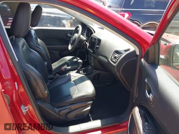 2019 Jeep Compass Limited z VIN 3C4NJCCBXKT675880, wystawiony jako IAAI lot #42819317 z przebiegiem 60 382 mil mil oraz . Historia ofert i sprzedaży dostępna na DreamBid. Obrazek 5.