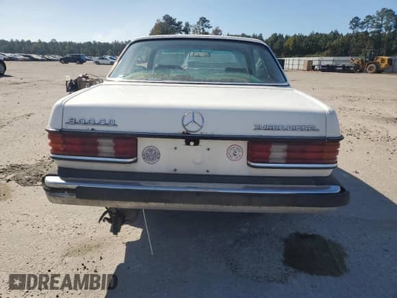 1982 Mercedes-Benz 300 z VIN WDBAB53A9CB001316, wystawiony jako Copart lot #77039934 z przebiegiem 221 891 mil mil oraz Czysty tytuł • Clean title. Historia ofert i sprzedaży dostępna na DreamBid. Obrazek 6.