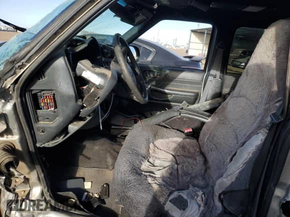 2000 Chevrolet Blazer LT z VIN 1GNDT13W4Y2342945, wystawiony jako Copart lot #86003334 z przebiegiem 194 867 mil mil oraz Nie do naprawy • Non repairable. Historia ofert i sprzedaży dostępna na DreamBid. Obrazek 7.