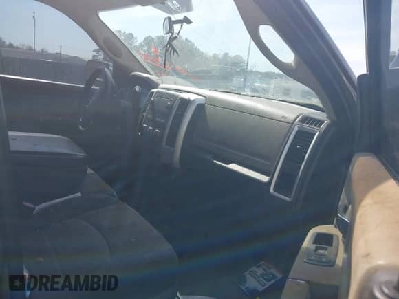 2011 Ram 1500 Big Horn z VIN 1D7RB1GT4BS503714, wystawiony jako IAAI lot #41552300 z przebiegiem 264 797 mil mil oraz . Historia ofert i sprzedaży dostępna na DreamBid. Obrazek 5.