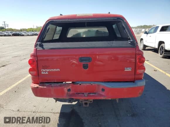 2005 Dodge Dakota SLT z VIN 1D7HW48N65S237912, wystawiony jako Copart lot #66043685 z przebiegiem 242 912 mil mil oraz Szkoda całkowita • Salvage title. Historia ofert i sprzedaży dostępna na DreamBid. Obrazek 6.