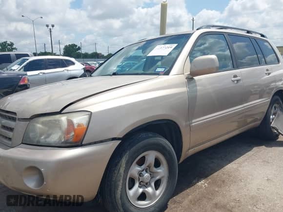 2006 Toyota Highlander with VIN JTEGP21A560108471, listed as a IAAI auction lot 42373219 with 114,580 mi miles and . Bid and sale history available at DreamBid. Image 2.