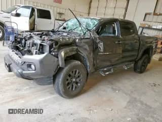 2023 Toyota Tacoma SR5 z VIN 3TMAZ5CN0PM213407, wystawiony jako Copart lot #71620845 z przebiegiem 22 619 mil mil oraz Szkoda całkowita • Salvage title. Historia ofert i sprzedaży dostępna na DreamBid. Obrazek 1.