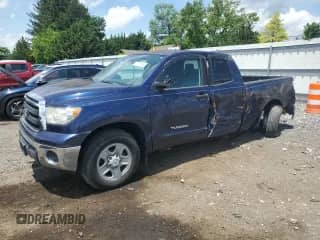 2013 Toyota Tundra z VIN 5TFUM5F14DX049024, wystawiony jako Copart lot #61721745 z przebiegiem 133 596 mil mil oraz Szkoda całkowita • Salvage title. Historia ofert i sprzedaży dostępna na DreamBid. Obrazek 1.