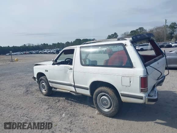 1985 Chevrolet Blazer z VIN 1G8CS18B8F0116326, wystawiony jako IAAI lot #41703286 z przebiegiem 175 000 mil mil oraz . Historia ofert i sprzedaży dostępna na DreamBid. Obrazek 3.