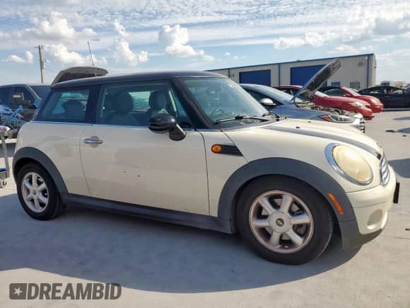2010 MINI Hardtop with VIN WMWMF3C5XATZ22653, listed as a Copart auction lot 82195615 with 95,434 mi miles and Clean title. Bid and sale history available at DreamBid. Image 4.