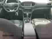 2018 Hyundai Ioniq SEL z VIN KMHC75LC6JU068191, wystawiony jako Copart lot #54399944 z przebiegiem 142 780 mil mil oraz . Historia ofert i sprzedaży dostępna na DreamBid. Obrazek 8.