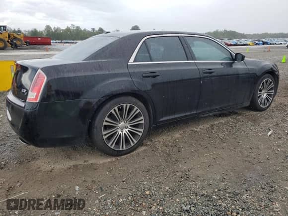 2013 Chrysler 300 S z VIN 2C3CCABG5DH527431, wystawiony jako Copart lot #82353345 z przebiegiem 201 609 mil mil oraz Szkoda całkowita • Salvage title. Historia ofert i sprzedaży dostępna na DreamBid. Obrazek 3.