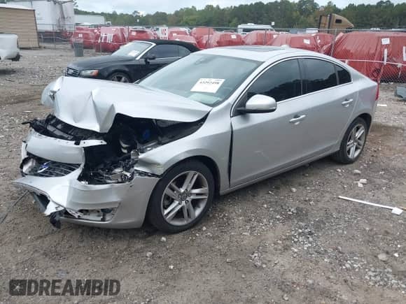 2015 Volvo S60 T5 Drive-E Premier z VIN YV126MFK4F1343110, wystawiony jako IAAI lot #43292498 z przebiegiem 59 841 mil mil oraz . Historia ofert i sprzedaży dostępna na DreamBid. Obrazek 2.