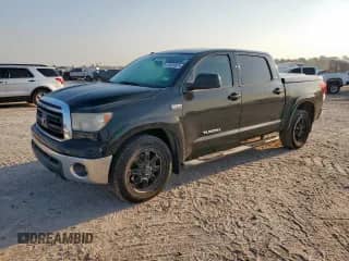 2013 Toyota Tundra z VIN 5TFDW5F19DX320301, wystawiony jako Copart lot #80028975 z przebiegiem 237 915 mil mil oraz Czysty tytuł • Clean title. Historia ofert i sprzedaży dostępna na DreamBid. Obrazek 1.