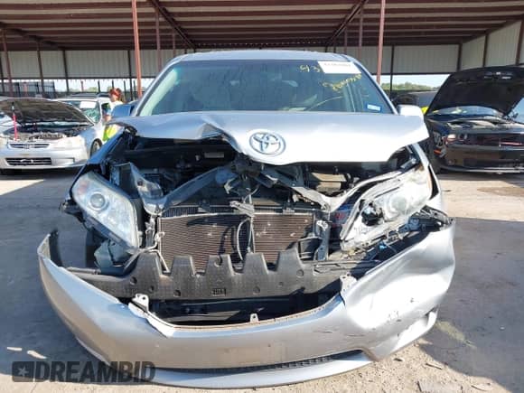 2015 Toyota Sienna LE z VIN 5TDKK3DC9FS557911, wystawiony jako IAAI lot #43302001 z przebiegiem 144 051 mil mil oraz . Historia ofert i sprzedaży dostępna na DreamBid. Obrazek 12.