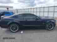 2007 Ford Mustang GT Deluxe z VIN 1ZVHT82H675250977, wystawiony jako IAAI lot #43314696 z przebiegiem 152 490 mil mil oraz . Historia ofert i sprzedaży dostępna na DreamBid. Obrazek 13.