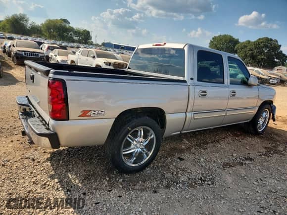 2007 Chevrolet Silverado 1500 LS with VIN 2GCEC13V271143900, listed as a Copart auction lot 80381165 with 200,941 mi miles and Salvage title. Bid and sale history available at DreamBid. Image 3.