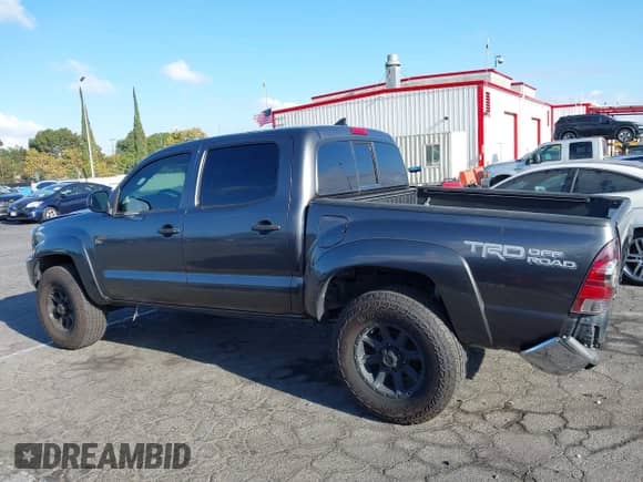 2015 Toyota Tacoma PreRunner z VIN 3TMJU4GNXFM177811, wystawiony jako IAAI lot #43176687 z przebiegiem 129 127 mil mil oraz . Historia ofert i sprzedaży dostępna na DreamBid. Obrazek 14.
