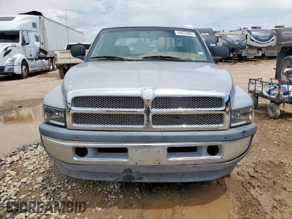 1998 Dodge 1500 z VIN 1B7HC13Y5WJ227866, wystawiony jako Copart lot #66872685 z przebiegiem 273 065 mil mil oraz Szkoda całkowita • Salvage title. Historia ofert i sprzedaży dostępna na DreamBid. Obrazek 5.