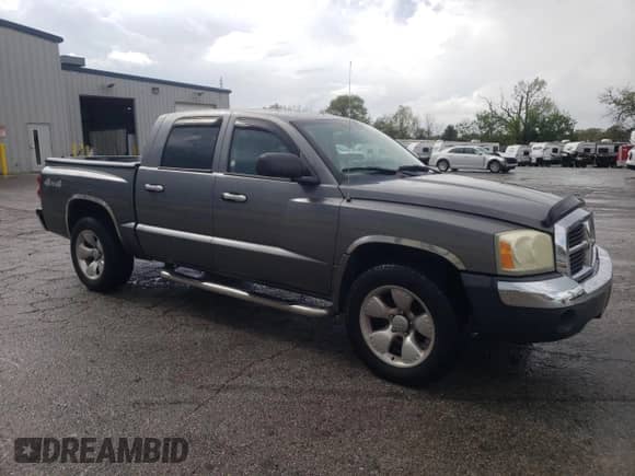 2005 Dodge Dakota SLT z VIN 1D7HW48K55S226972, wystawiony jako Copart lot #54753105 z przebiegiem 144 584 mil mil oraz Szkoda całkowita • Salvage title. Historia ofert i sprzedaży dostępna na DreamBid. Obrazek 4.
