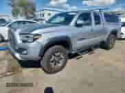 2022 Toyota Tacoma SR z VIN 3TYSZ5AN3NT055413, wystawiony jako Copart lot #85172665 z przebiegiem 70 937 mil mil oraz Szkoda całkowita • Salvage title. Historia ofert i sprzedaży dostępna na DreamBid. Obrazek 1.