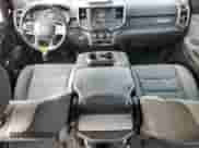 2020 Ram 1500 Big Horn z VIN 1C6RREFG1LN333692, wystawiony jako Copart lot #84649694 z przebiegiem 67 046 mil mil oraz Szkoda całkowita • Salvage title. Historia ofert i sprzedaży dostępna na DreamBid. Obrazek 8.