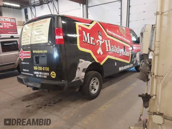 2018 Chevrolet Express Cargo z VIN 1GCWGBFP8J1250684, wystawiony jako IAAI lot #42115424 z przebiegiem 70 737 mil mil oraz . Historia ofert i sprzedaży dostępna na DreamBid. Obrazek 4.