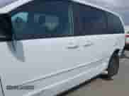 2017 Dodge Grand Caravan SE Plus z VIN 2C4RDGBG8HR655829, wystawiony jako IAAI lot #43534083 z przebiegiem 131 804 mil mil oraz . Historia ofert i sprzedaży dostępna na DreamBid. Obrazek 18.