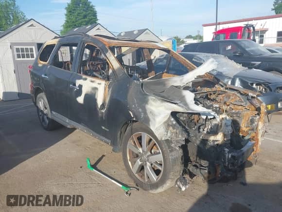 2014 Nissan Pathfinder Platinum Hybrid with VIN 5N1CR2MM4EC638247, listed as a IAAI auction lot 42067363 with Not provided miles and . Bid and sale history available at DreamBid. Image 1.