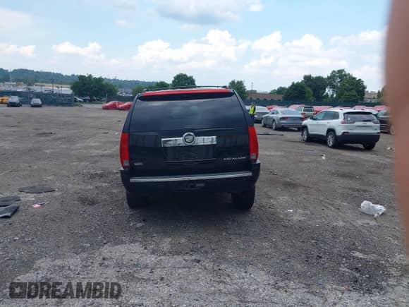 2009 Cadillac Escalade с VIN 1GYFK23209R216656, выставлен на аукционе IAAI как лот 42622663 с пробегом Не указан миль и . История ставок и продаж доступна на DreamBid. Изображение 16.