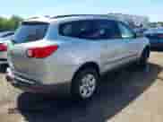 2009 Chevrolet Traverse LS z VIN 1GNEV13D39S162970, wystawiony jako IAAI lot #42273269 z przebiegiem 198 297 mil mil oraz . Historia ofert i sprzedaży dostępna na DreamBid. Obrazek 4.