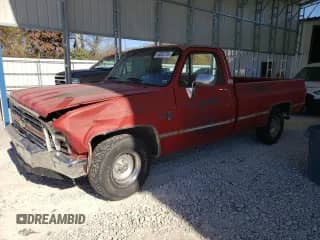 1987 Chevrolet Silverado 1500 z VIN 1GCDR14H4HJ101352, wystawiony jako Copart lot #80552724 z przebiegiem 89 837 mil mil oraz Szkoda całkowita • Salvage title. Historia ofert i sprzedaży dostępna na DreamBid. Obrazek 1.