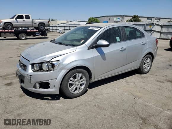 2016 Chevrolet Sonic LT z VIN 1G1JC5SG5G4110640, wystawiony jako Copart lot #70602995 z przebiegiem 137 875 mil mil oraz Czysty tytuł • Clean title. Historia ofert i sprzedaży dostępna na DreamBid. Obrazek 1.