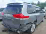 2013 Toyota Sienna LE z VIN 5TDJK3DC9DS054310, wystawiony jako IAAI lot #42668103 z przebiegiem 209 712 mil mil oraz . Historia ofert i sprzedaży dostępna na DreamBid. Obrazek 4.