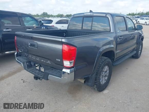 2017 Toyota Tacoma SR5 z VIN 5TFAZ5CN9HX050378, wystawiony jako IAAI lot #42942344 z przebiegiem 158 431 mil mil oraz . Historia ofert i sprzedaży dostępna na DreamBid. Obrazek 4.
