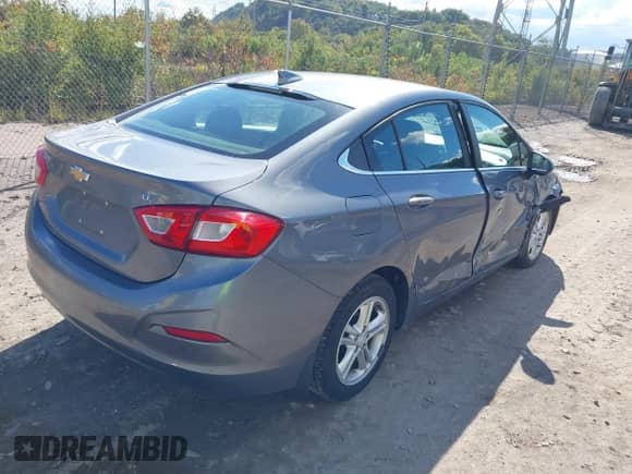 2018 Chevrolet Cruze LT z VIN 1G1BE5SM0J7153888, wystawiony jako IAAI lot #43407041 z przebiegiem 17 136 mil mil oraz . Historia ofert i sprzedaży dostępna na DreamBid. Obrazek 4.