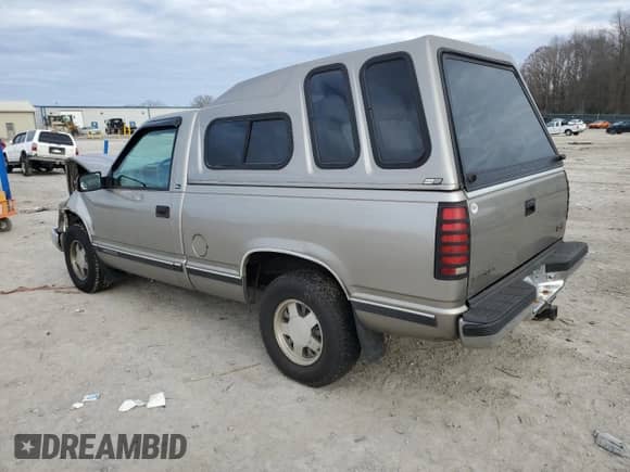1998 GMC Sierra 1500 z VIN 1GTEC14W0WZ526005, wystawiony jako Copart lot #86539824 z przebiegiem 206 094 mil mil oraz Czysty tytuł • Clean title. Historia ofert i sprzedaży dostępna na DreamBid. Obrazek 2.