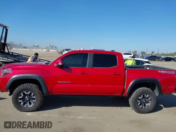 2021 Toyota Tacoma SR z VIN 5TFCZ5AN0MX262902, wystawiony jako IAAI lot #43535009 z przebiegiem 70 926 mil mil oraz . Historia ofert i sprzedaży dostępna na DreamBid. Obrazek 13.