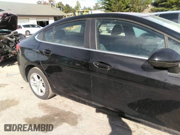 2017 Chevrolet Cruze LT с VIN 1G1BE5SMXH7197701, выставлен на аукционе IAAI как лот 43202080 с пробегом Не указан миль и . История ставок и продаж доступна на DreamBid. Изображение 6.