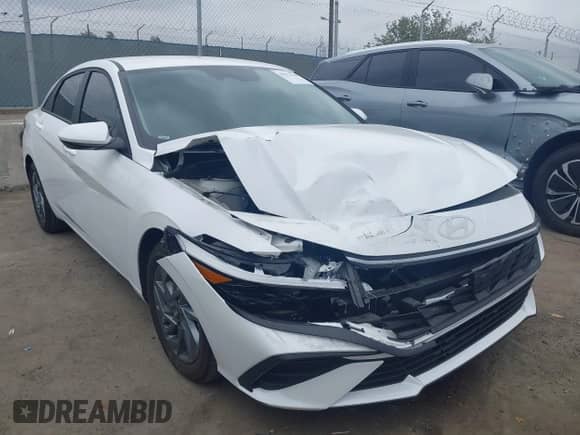 2024 Hyundai Elantra SEL z VIN KMHLM4DG4RU806568, wystawiony jako IAAI lot #43312356 z przebiegiem 22 157 mil mil oraz . Historia ofert i sprzedaży dostępna na DreamBid. Obrazek 1.