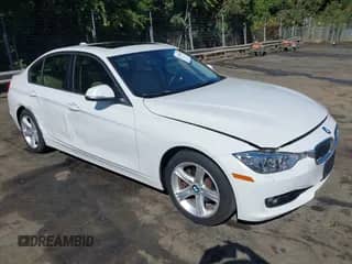 2013 BMW 3 Series 328i с VIN WBA3A5C54DF358121, выставлен на аукционе IAAI как лот 43116077 с пробегом 139 385 миль миль и . История ставок и продаж доступна на DreamBid. Изображение 1.