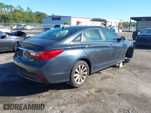 2014 Hyundai Sonata SE with VIN 5NPEC4AC9EH833125, listed as a IAAI auction lot 43487769 with 119,097 mi miles and . Bid and sale history available at DreamBid. Image 4.