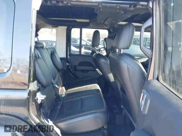 2021 Jeep Wrangler Unlimited Sahara z VIN 1C4JJXP62MW826470, wystawiony jako IAAI lot #41651709 z przebiegiem 44 677 mil mil oraz . Historia ofert i sprzedaży dostępna na DreamBid. Obrazek 8.