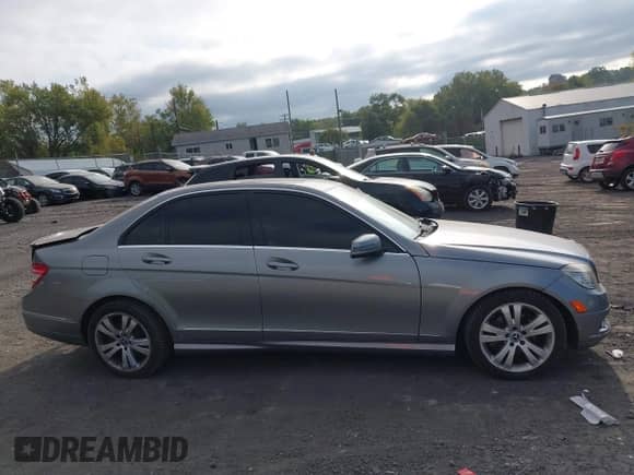 2011 Mercedes-Benz C 300 Sport z VIN WDDGF8BB8BR142823, wystawiony jako IAAI lot #43254470 z przebiegiem 88 458 mil mil oraz . Historia ofert i sprzedaży dostępna na DreamBid. Obrazek 13.