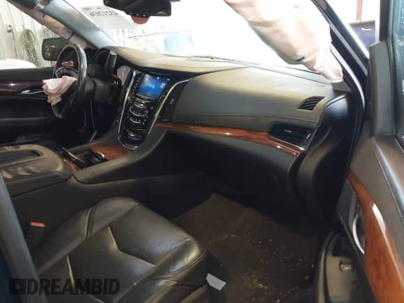 2015 Cadillac Escalade Luxury z VIN 1GYS4BKJXFR170797, wystawiony jako IAAI lot #43212036 z przebiegiem 211 481 mil mil oraz . Historia ofert i sprzedaży dostępna na DreamBid. Obrazek 5.