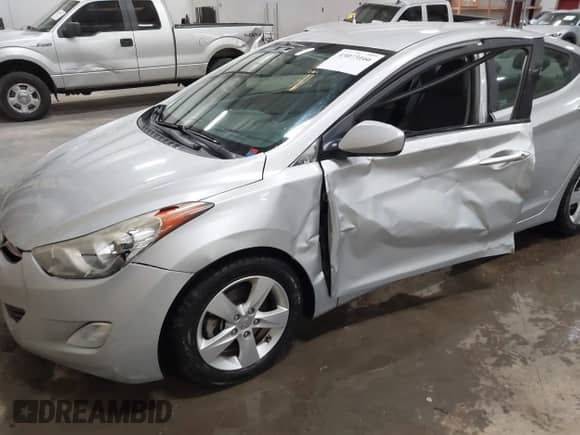 2013 Hyundai Elantra GLS z VIN 5NPDH4AE6DH300890, wystawiony jako IAAI lot #43073166 z przebiegiem 163 666 mil mil oraz . Historia ofert i sprzedaży dostępna na DreamBid. Obrazek 6.