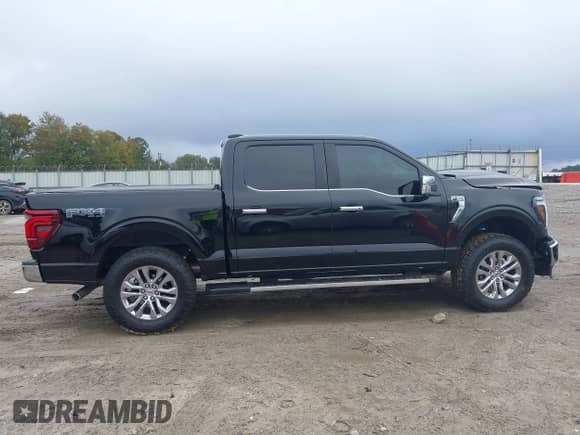 2024 Ford F-150 Lariat z VIN 1FTFW5L52RFA75628, wystawiony jako IAAI lot #43393183 z przebiegiem 15 578 mil mil oraz . Historia ofert i sprzedaży dostępna na DreamBid. Obrazek 13.