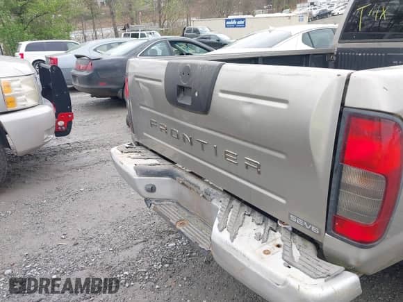 2001 Nissan Frontier SE Desert Runner z VIN 1N6ED26T91C346200, wystawiony jako IAAI lot #41914616 z przebiegiem 236 612 mil mil oraz . Historia ofert i sprzedaży dostępna na DreamBid. Obrazek 6.