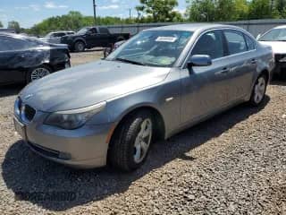 2008 BMW 5 Series 528xi z VIN WBANV13548BZ48094, wystawiony jako Copart lot #56888945 z przebiegiem 25 023 mil mil oraz Czysty tytuł • Clean title. Historia ofert i sprzedaży dostępna na DreamBid. Obrazek 1.