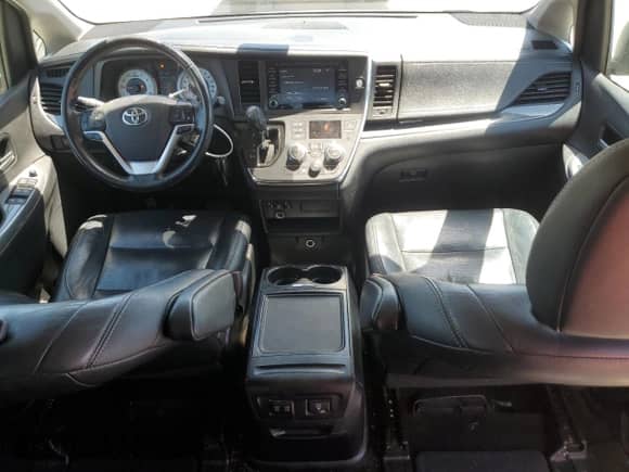 2018 Toyota Sienna SE z VIN 5TDXZ3DC7JS952681, wystawiony jako Copart lot #58244245 z przebiegiem 89 313 mil mil oraz Szkoda całkowita • Salvage title. Historia ofert i sprzedaży dostępna na DreamBid. Obrazek 8.