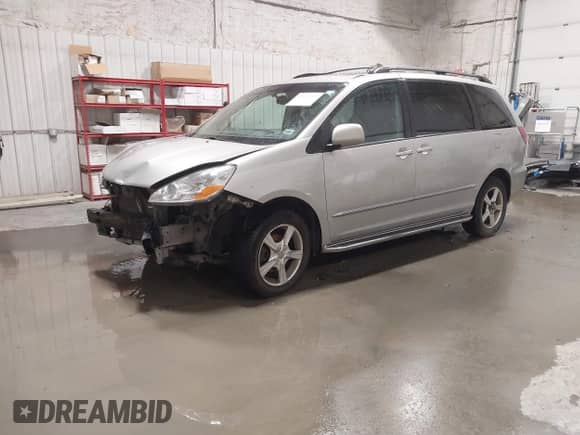 2004 Toyota Sienna XLE z VIN 5TDBA22CX4S010269, wystawiony jako IAAI lot #42871393 z przebiegiem 324 174 mil mil oraz . Historia ofert i sprzedaży dostępna na DreamBid. Obrazek 2.