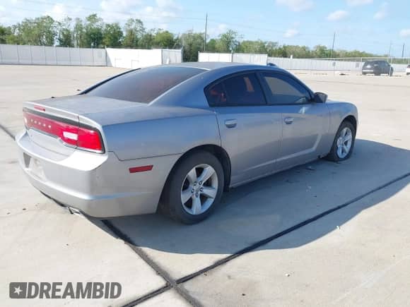 2014 Dodge Charger SE z VIN 2C3CDXBG9EH192983, wystawiony jako IAAI lot #43553133 z przebiegiem 124 512 mil mil oraz . Historia ofert i sprzedaży dostępna na DreamBid. Obrazek 4.