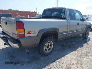 2000 Chevrolet Silverado 1500 LT z VIN 1GCEK19T0YE316404, wystawiony jako IAAI lot #42856021 z przebiegiem 233 290 mil mil oraz . Historia ofert i sprzedaży dostępna na DreamBid. Obrazek 4.