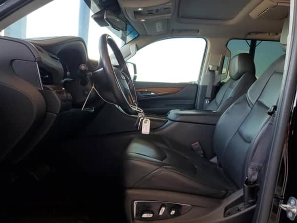 2016 Cadillac Escalade Luxury Collection z VIN 1GYS4BKJ2GR302064, wystawiony jako Copart lot #82099695 z przebiegiem 95 418 mil mil oraz Szkoda całkowita • Salvage title. Historia ofert i sprzedaży dostępna na DreamBid. Obrazek 7.